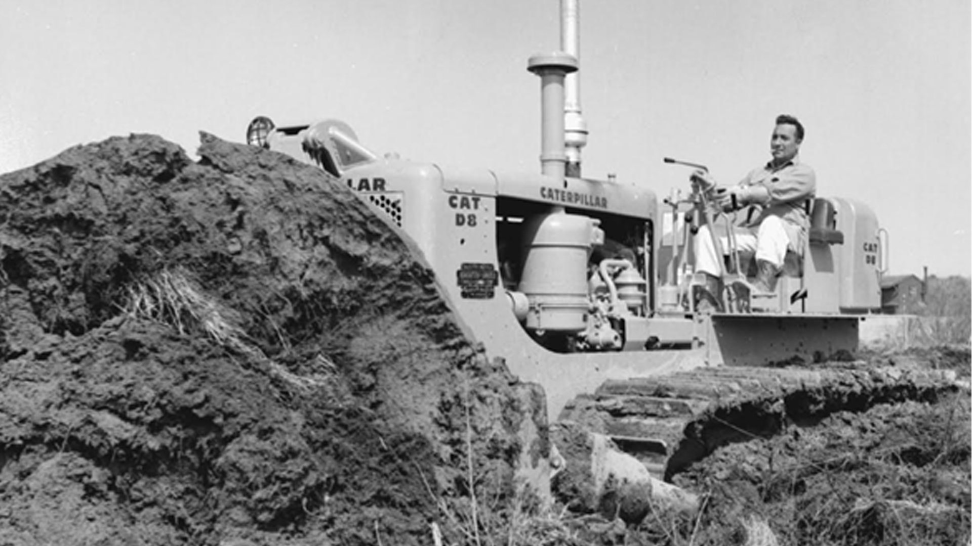 D8 14A with 8S cable-operated blade and hydraulic tilt cylinder